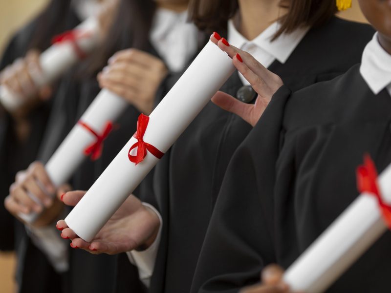 cerrar-personas-que-se-graduan-con-diplomas